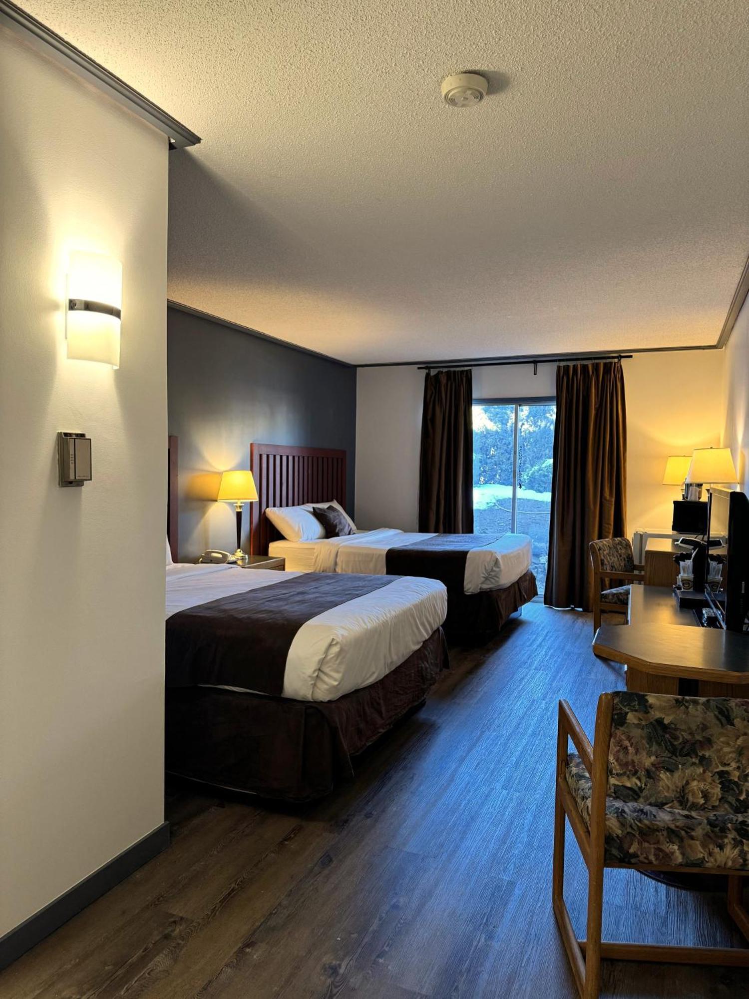 Divya Sutra Plaza And Conference Centre, Vernon, Bc Bagian luar foto