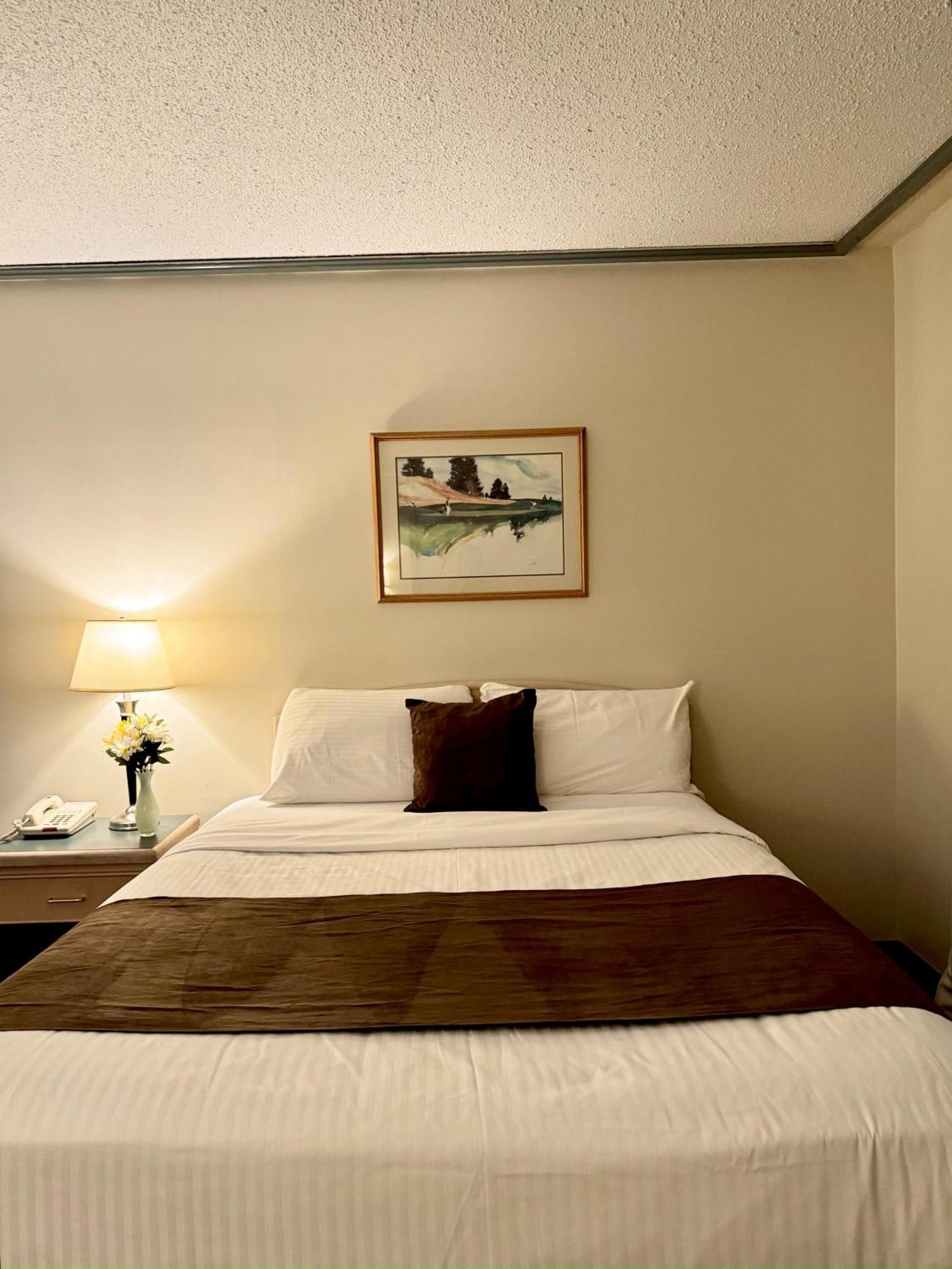 Divya Sutra Plaza And Conference Centre, Vernon, Bc Bagian luar foto