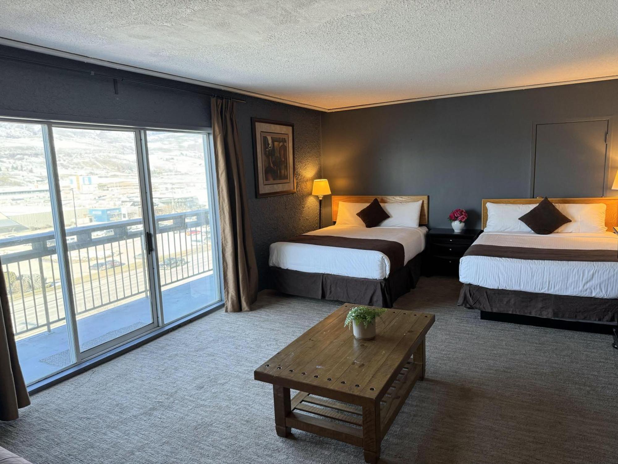 Divya Sutra Plaza And Conference Centre, Vernon, Bc Bagian luar foto