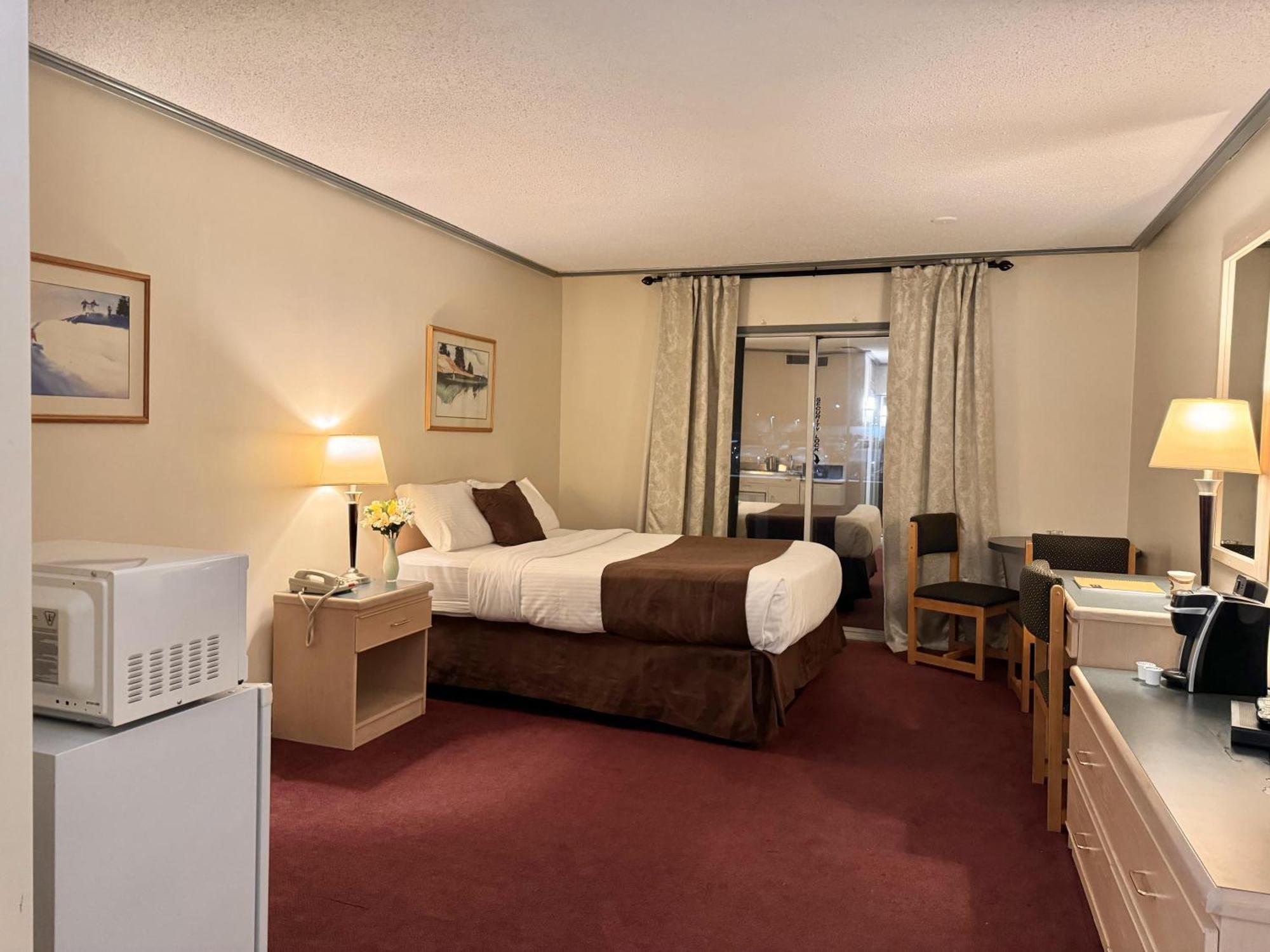 Divya Sutra Plaza And Conference Centre, Vernon, Bc Bagian luar foto