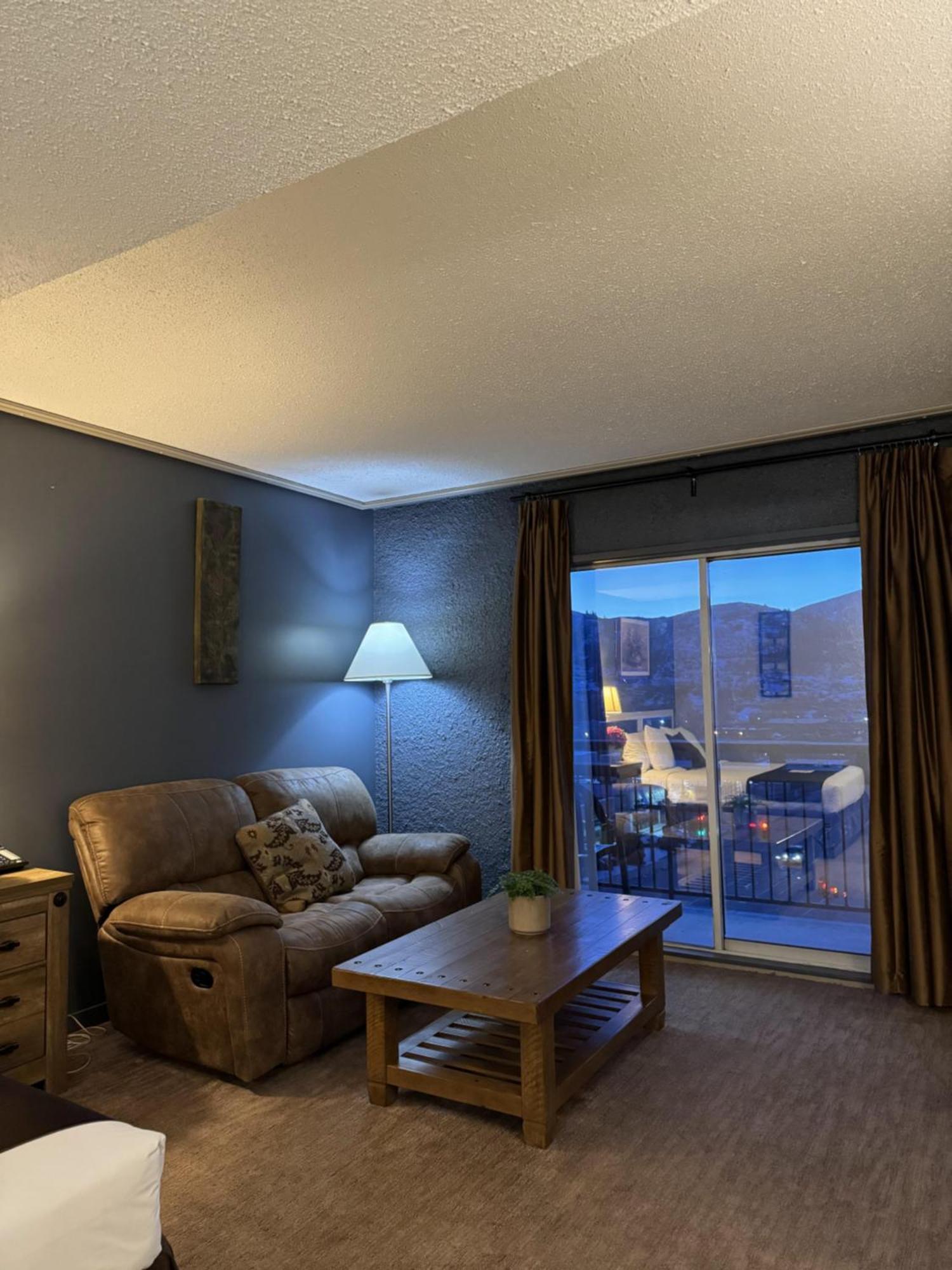 Divya Sutra Plaza And Conference Centre, Vernon, Bc Bagian luar foto