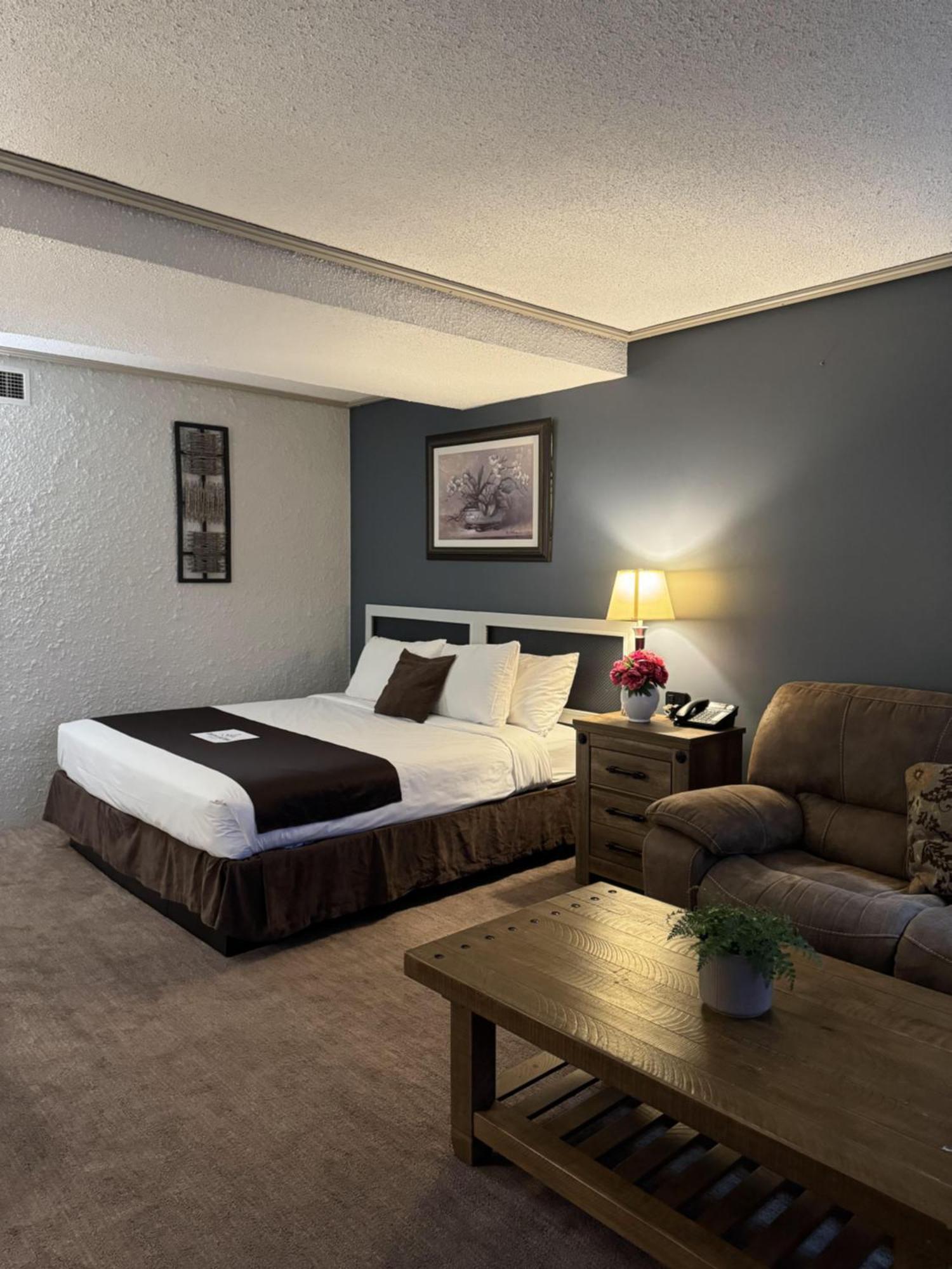 Divya Sutra Plaza And Conference Centre, Vernon, Bc Bagian luar foto