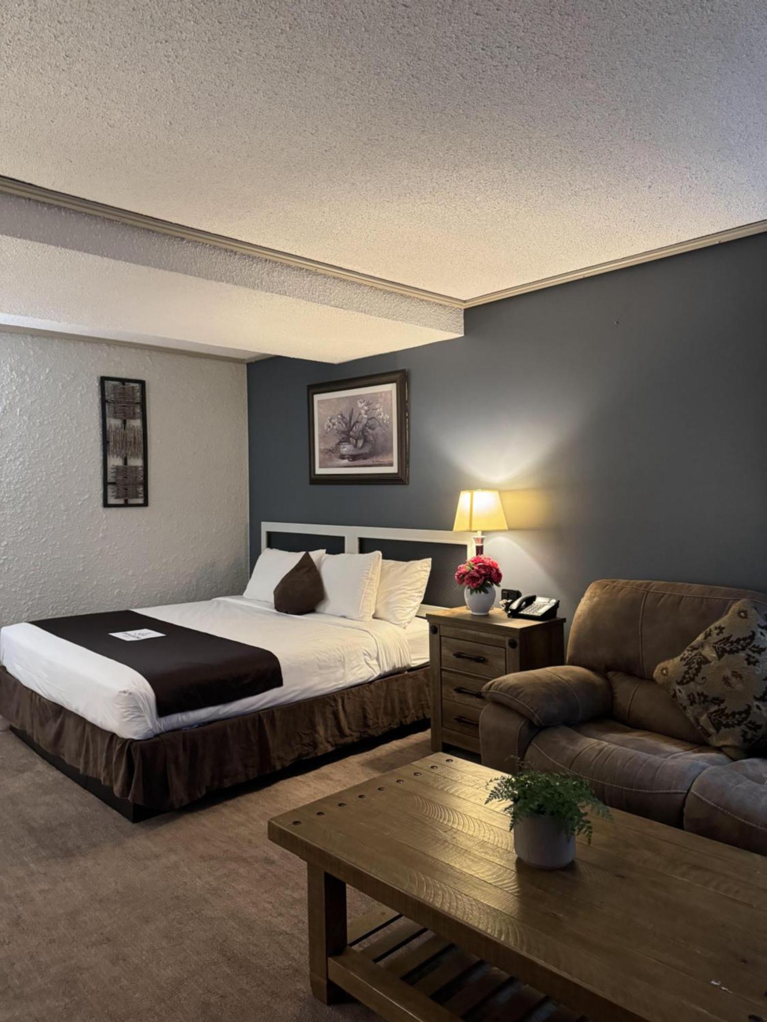 Divya Sutra Plaza And Conference Centre, Vernon, Bc Bagian luar foto