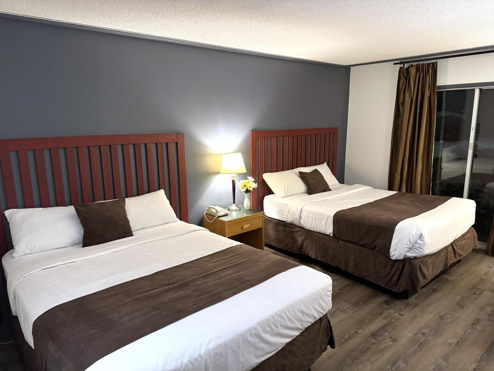 Divya Sutra Plaza And Conference Centre, Vernon, Bc Bagian luar foto