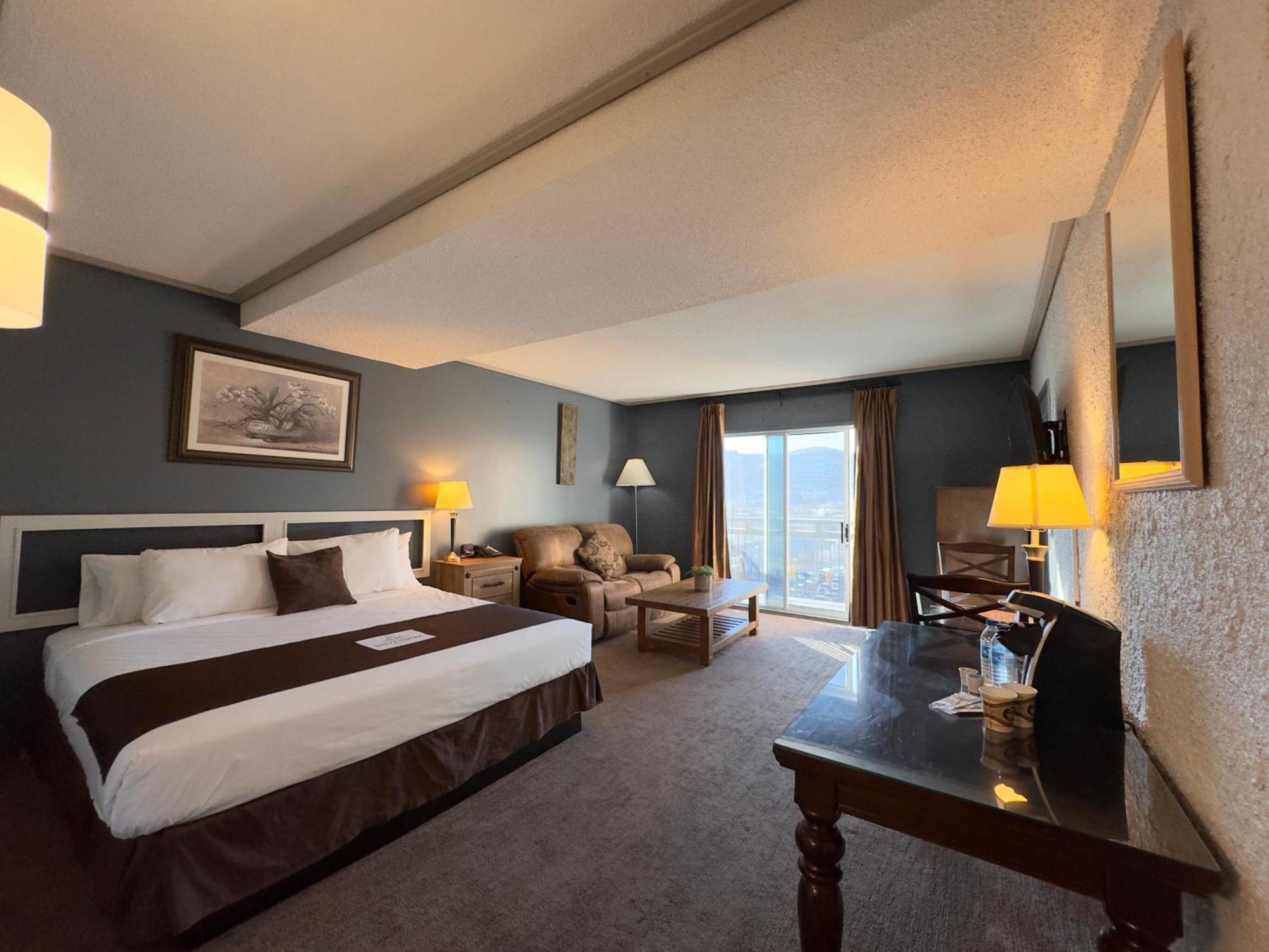 Divya Sutra Plaza And Conference Centre, Vernon, Bc Bagian luar foto