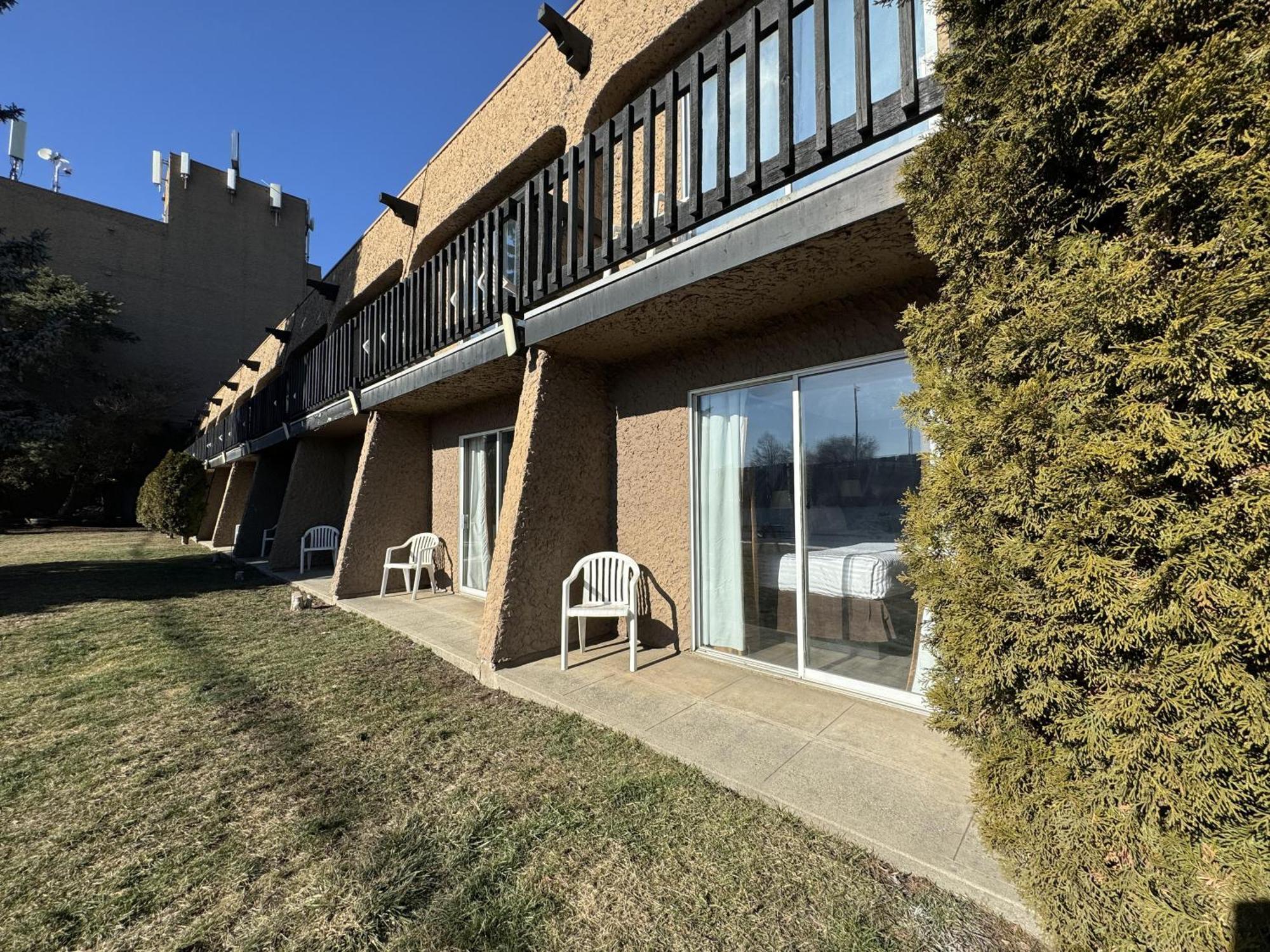 Divya Sutra Plaza And Conference Centre, Vernon, Bc Bagian luar foto
