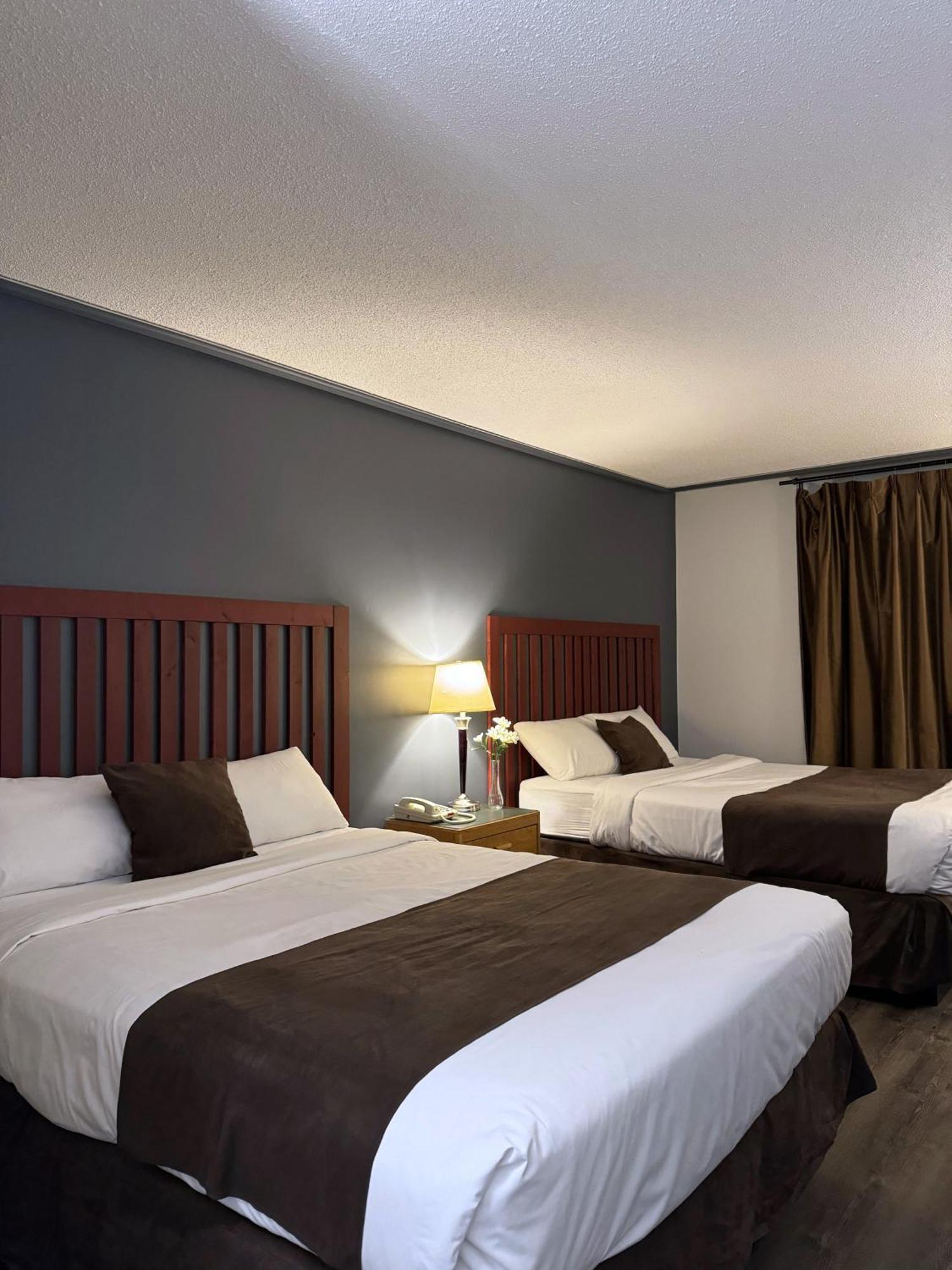 Divya Sutra Plaza And Conference Centre, Vernon, Bc Bagian luar foto