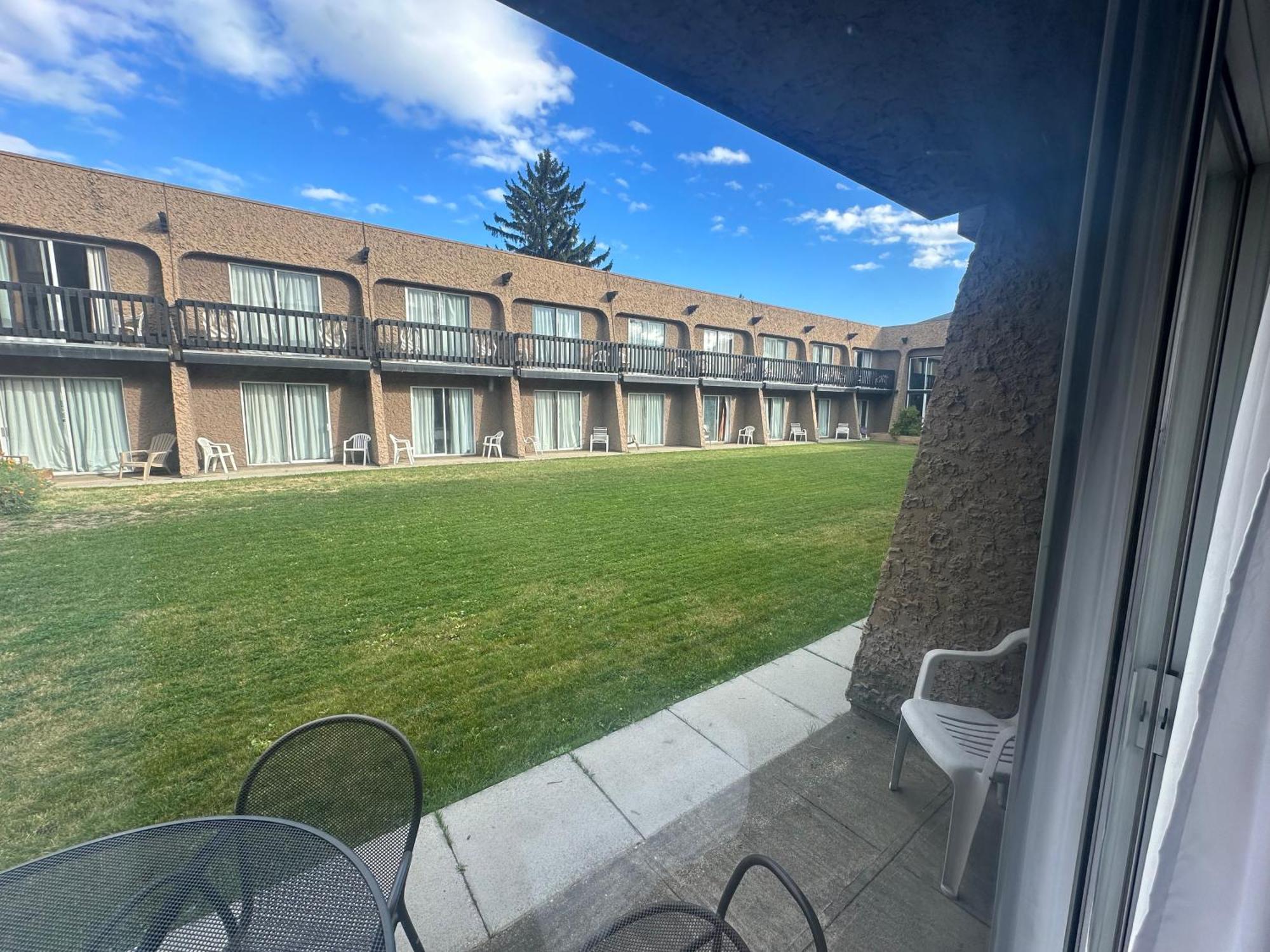 Divya Sutra Plaza And Conference Centre, Vernon, Bc Bagian luar foto