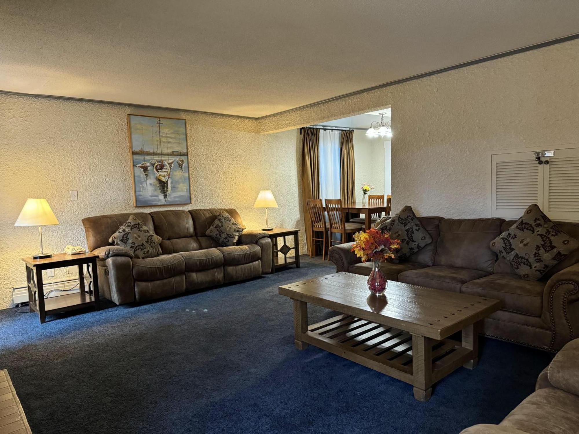 Divya Sutra Plaza And Conference Centre, Vernon, Bc Bagian luar foto